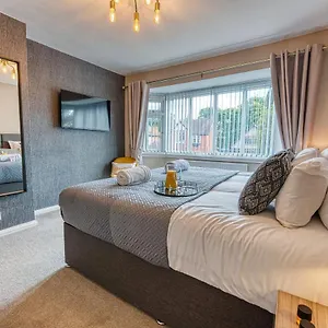 Elegant House: 5-bed Retreat For Business & Leisure Solihull